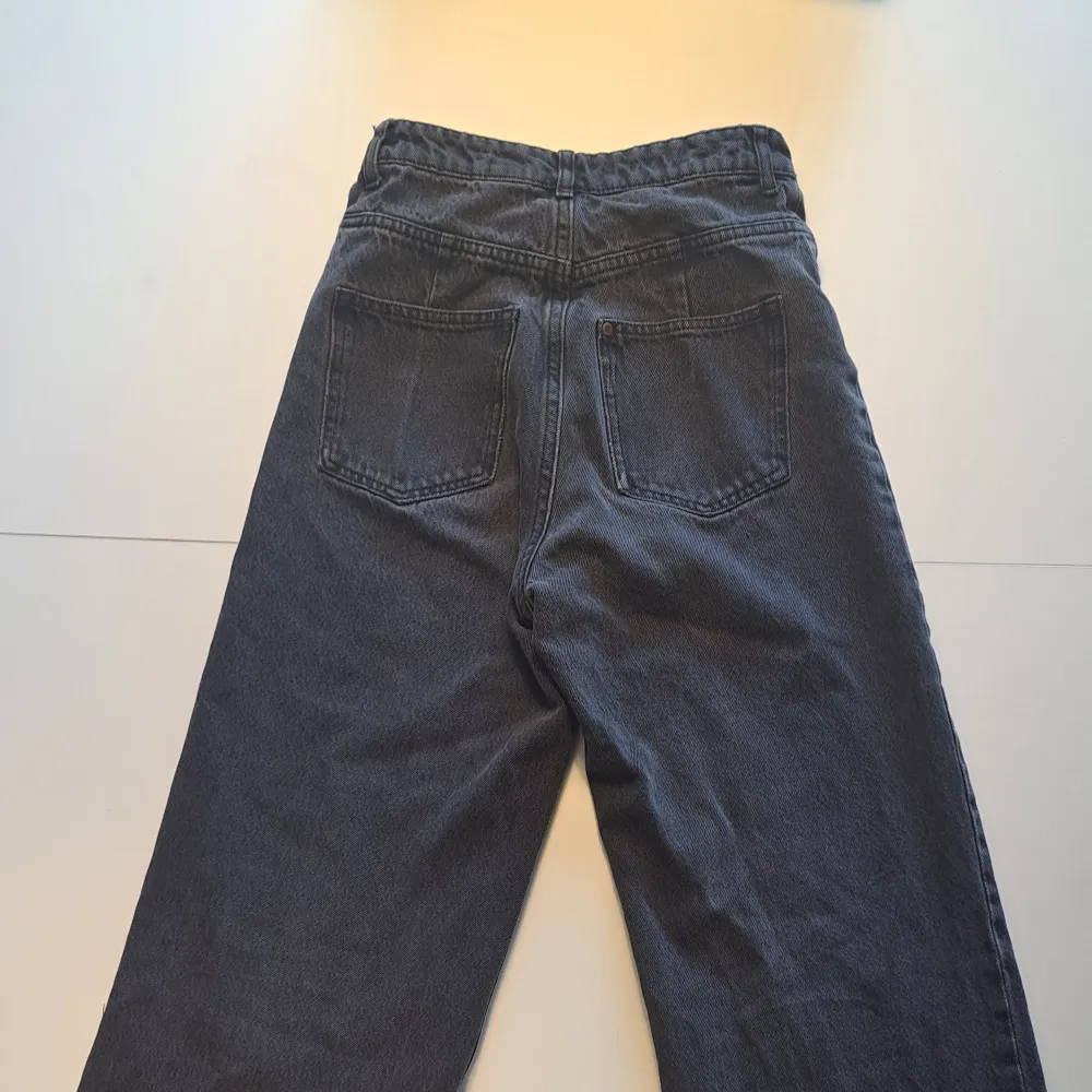 Säljer dessa super snygga svarta jeans då det inte kommer till användning. Storlek 34 men passar även 36 i och med att det är väldigt stretchiga! 🥰. Jeans & Byxor.