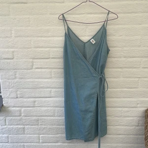 Omlottklänning - Söt omlottklänning