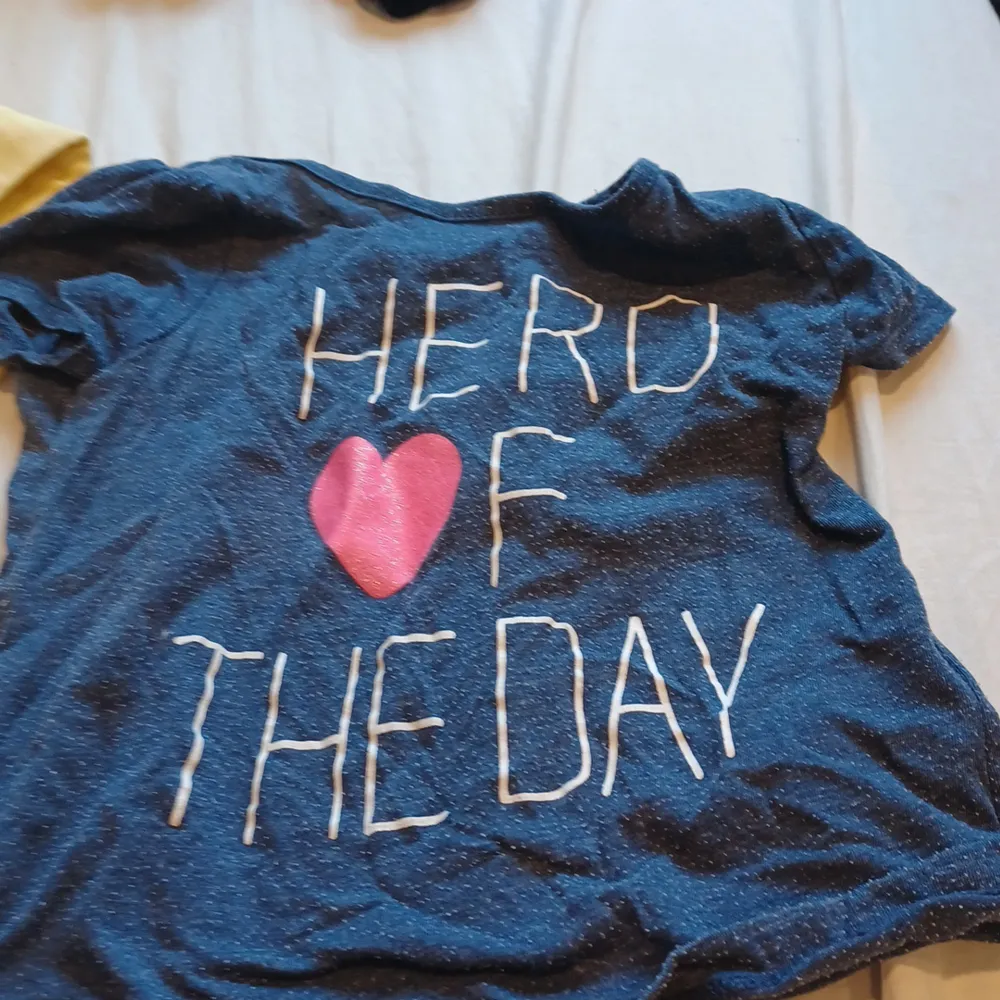 Tröja med text hero 💗f the day hjärtat ska förestäla ett o . T-shirts.