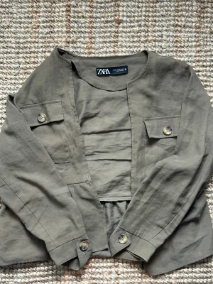 Tunn vårjacka - Olivfärgad vårjacka.  Använt fåtal gånger💕