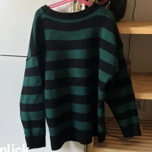 Svart och grön randig tjocktröja - Tröjan är köpt frän AliExpress och är väldigt skön och varm. Tröjan satt konstigt på mig vid axlarna och därför är den helt oanvänd. Men min kompis prövade tröjan en gång och då satt den helt normal ut vid axlarna. Mina axlar är nog bara fö små för tröjan