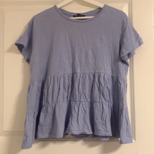 Zara tröja - Superfin zara tröja. Säljer för att jag har fått för många tröjor⭐️. Superbra skick och har inga tecken på användning💕 Skriv gärna om du har fler frågor!