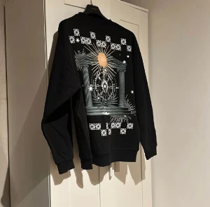 Svart Långärmad Tröja Med Baktryck - Aldrig använd pga storlek, skön långärmad tröja med snyggt baktryck från ASOS som blev slutsålt direkt. 