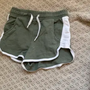 Ett par militär gröna mjukis shorts köpta på HM för 80kr. Är i fint skick och är bra nu i sommar eller för att använda som pyjamas.