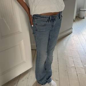 Säljer mina low waist jeans. Det finns tecken på användning som du ser på bilderna! Pris kan diskuteras 