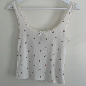 Linne - Linne med spets och blommor