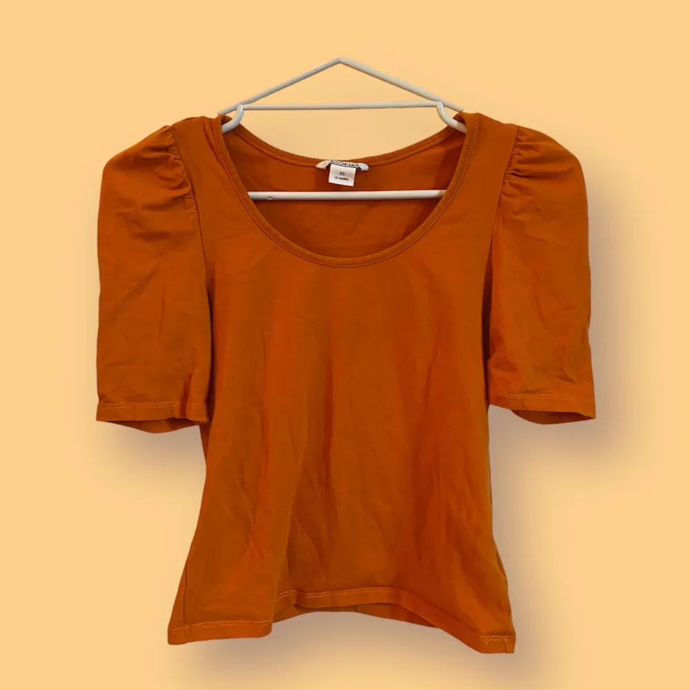 Plagg i väldigt bra skick med ”puffiga axlar” från Monki i storlek XS! (95% Cotton, 5% Elastan). T-shirts.