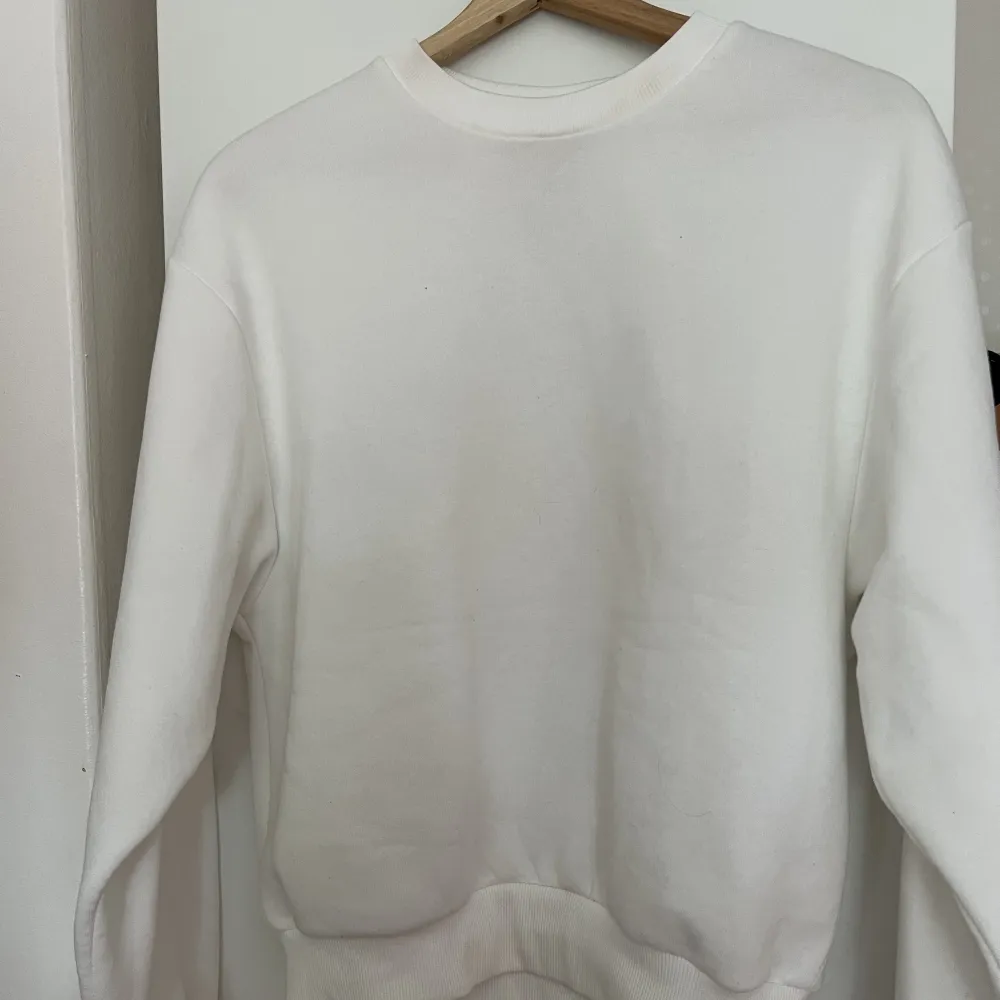 Vit sweatshirt från Gina tricot. Använd Max 3 gånger. Mer vit i verkligheten än på bild🤍. Tröjor & Koftor.