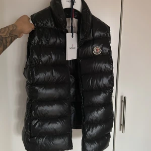 Moncler väst ghany 1 - Säljer nu min moncler väst GHANY storlek 1 dvs xs/s Inköpt på ROOM 1006 2021 för 5499kr Mycket fint skick.