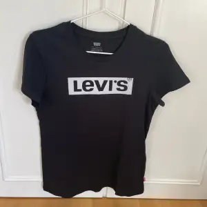 Knappt använd tröja från Levis. 