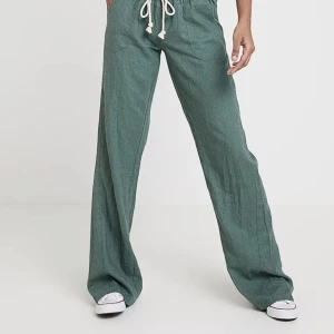 Roxy linnebyxor! - säljer dessa slutsålda linnebyxor som passar perfekt till sommaren. 