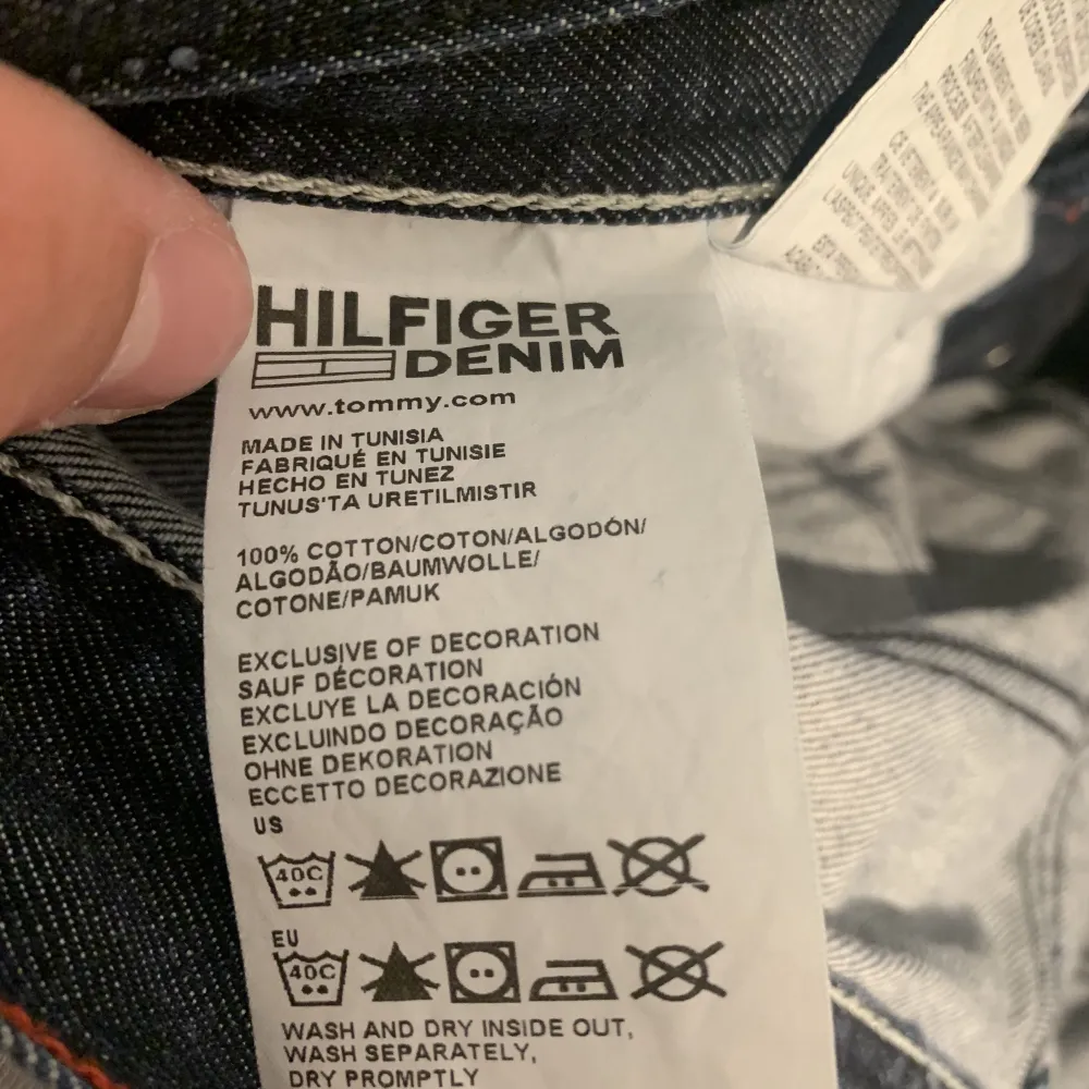 Hej, säljer jeans från Tommy Hilfinger Denim. Kostar runt 1000kr nya. Nyskick endast testade 2 ggr. Loose fit och riktigt bra passform! 32/34 . Jeans & Byxor.
