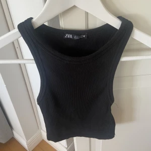 Svart halterneck linne - Svart halterneck linne från Zara i strl S men passar även XS. 40kr + frakt