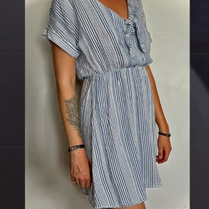 Fin blårandig klänning från H&M - Säljer nu fin blårandig sommarklänning pga att jag ej använder den längre, klänningen är från H&M i storlek 36 ord pris 200kr ✨🧚🤍 Hör av dig vid intresse ☺️