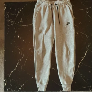 Nike tech gråa  - Bra skick, har använt endast några gånger! 