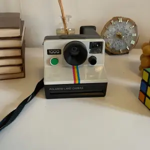 En Polarid-kamera från 70-talet som har en bild i sig. Har ingen aning om man kan köpa nya bilder till den då jag köpte den från Tradera och säljaren inte hade någon aning om det. Väldigt sällsynt