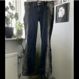 Y2k low waisted jeans - Low wasted & wide leg jeans i strlk 30 från weekday. Köpte de för 650:- och säljer de för 399:- (endast använda en gång). Hör av dig vid frågor eller funderingar! Köparen står för frakten💘