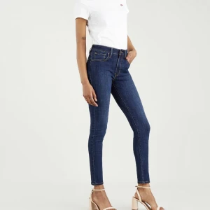 Levis jeans - Hej! Säljer mina Levis jeans 720 High rise super skinny i storlek 24 i midjan! Jätte fint skick så det är bara att be om fler bilder🌸