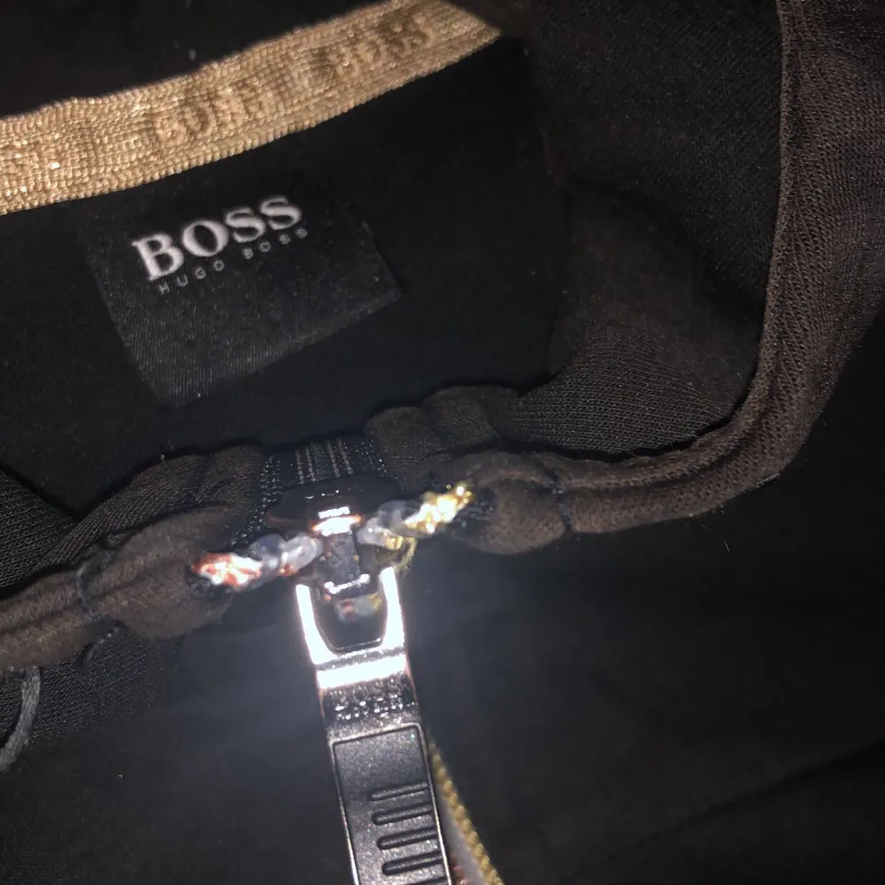 Hugo boss kofta använd få gånger strö S men passar som M killmodell äkta såklart. pris kan diskuteras vid snabb affär . Hoodies.