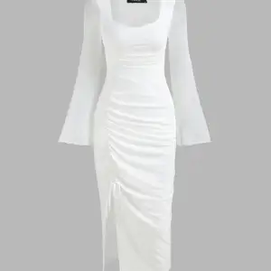Säljer denna fina vita klänningen. Köpte den men de kom aldrig till användning. Aldrig använd. 