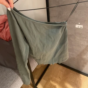 Grön tröja  - En armad tröja från Gina tricot. Använd några gånger. Minns inte vad dom kostar nya.