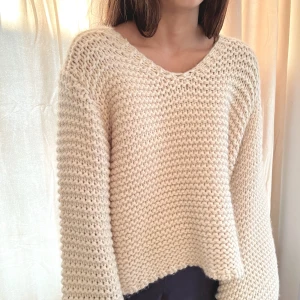 Stickad tröja  - Säljer denna super mysiga tjocka tröja från NA-KD i storlek S/M. 300kr inklusive frakt, nypris = 400kr :)) (tryck ej på ’köp nu’ !!)🥰