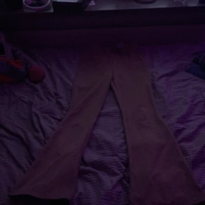Flare  - Detta är flare byxor som är storlek S. Det finns stretch . Jag är 1.61 så byxorna stannad vid mina hälar. Byxorna kosta mig 170 men säljer dom för 150