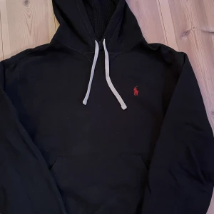 Ralph lauren hoodie - Tja!  Säljer min ralle hoodie pga att den har blivit för liten. Skick 8/10, bra skick, det är stl S.
