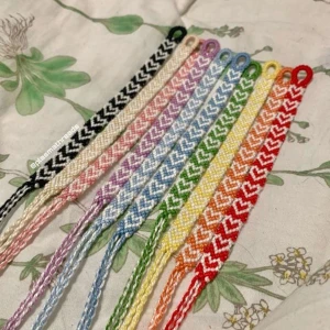 Armband - Säljer egengjorda armband!! Designa ditt eget med färg och mönster. Kan vara andra färger och mönster än de som finns på bilderna💕30kr styck, 3 för 70kr!!