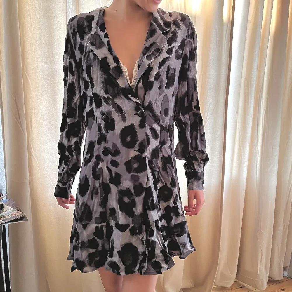 Säljer denna klänning från JDY i storlek 34. 120kr inklusive frakt :)) (tryck ej på ’köp nu’ !!) 🥰. Klänningar.