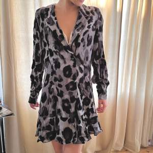 Säljer denna klänning från JDY i storlek 34. 120kr inklusive frakt :)) (tryck ej på ’köp nu’ !!) 🥰