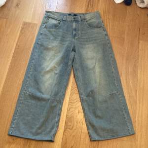 Jeans från Jaded london i storlek 34. Jeansen är knappt använda och är i bra skick. Byxorna är uppsydda fast bara några cm.
