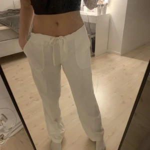 Vita linnebyxor  - Slutsålda vita lågmidjade linnebyxor ifrån bonprix. Knappt använda och säljer för 300 exklusive frakt💞