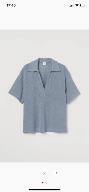 H&M stickad topp duvblå - Blå tröja / piké från H&M i strl S. Den har några småtrådar som sticker ut men inget som stör (fråga om bild vid intresse). Säljer även likadana i ljusbeige och mörkgrå om intresse finns. Hämtas i Sundbyberg eller skickas mot fraktkostnad.