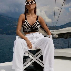 Bianca ingrossos kollektion med Gina tricot🤍🖤 - Jättefin topp med v ringning från Biancas förra sommarkollektion med Gina tricot, finns ej kvar på hemsidan. Passar Xs och S🤍