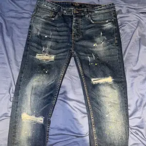 Ett par fräscha jeans i nytt skick säljer pga att dom inte passar mig