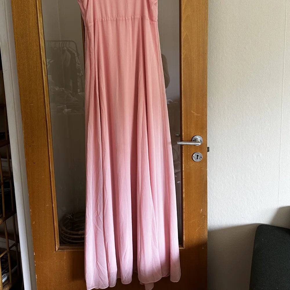 Fin rosa långklänning använd en gång på ett bröllop. Märket är Chiara Forthi i storlek 38. Kan skickas eller möta upp i Karlstad. . Klänningar.