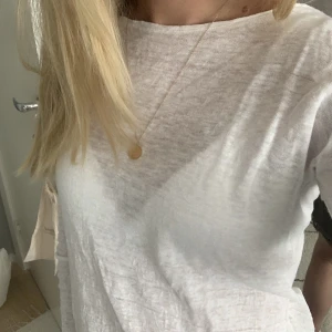 Vit långärmad tröja  - Så fin vit långärmad tröja från Massimo dutti!! Med detaljer på ärmarna och på baksidan!! 