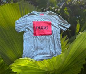 Säljer nu en Hugo T-shirt som är i bra skick, storleken är i smal regular fit. Hör av vid intresse eller information. 