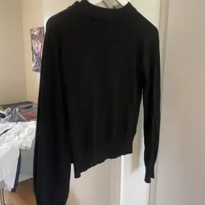 En basic svart finstickad tröja från GinaTricot. (Ser likadan ut på baksidan) Så bra kvalitet och en av de skönaste tröjorna jag ägt. Strl S! 🖤
