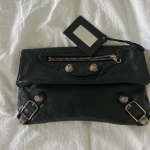 Balenciaga clutch - Säljer min svarta Balenciaga clutch, köpt för 2 år sen och använd ett fåtal gånger 🤍