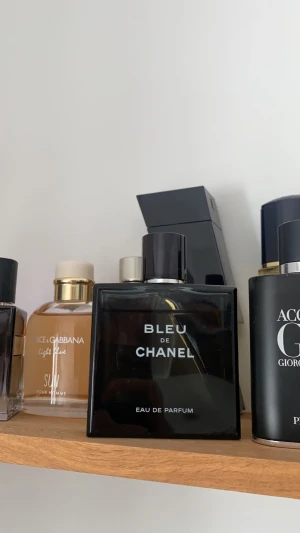 Bleu de parfym - Tjena! Säljer denna då den inte kommer till användning, edp koncentration 90% kvar. Fräsch träig citrus doft som håller HELA dagen. :) Nypris 1350kr mitt pris 500kr