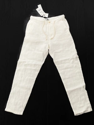 Linnebyxor  - Storlek 36   Helt nya och oanvända samt eftertraktade vita linnebyxor från Zara! Ej använda pga fel storlek.   Kan fraktas säkert och smidigt i hela Sverige om frakt betalas och möjlighet till snabb affär på plats!