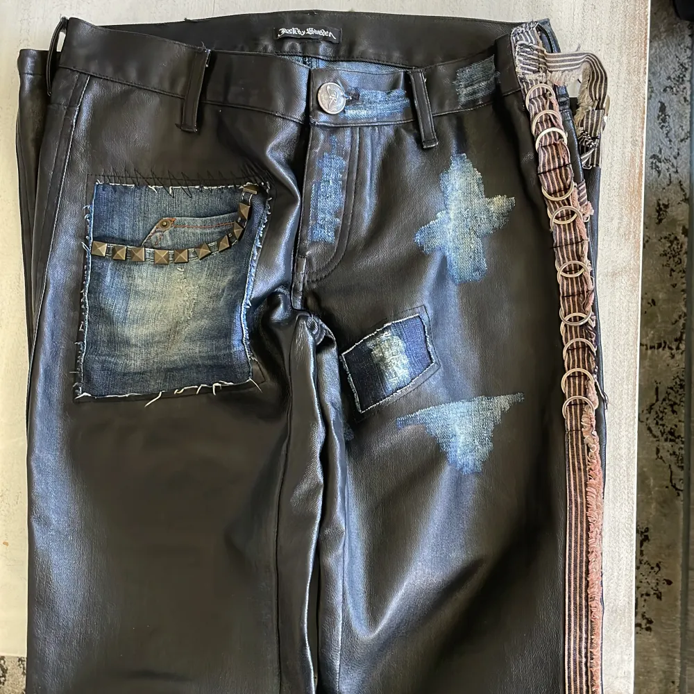 Skinnbyxa vaxad med jeans imitationer samt olika andra detaljer som gör denna byxa så snygg men även skön.. Jeans & Byxor.