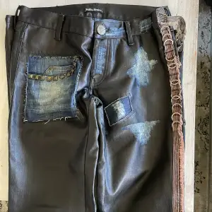 Skinnbyxa vaxad med jeans imitationer samt olika andra detaljer som gör denna byxa så snygg men även skön.