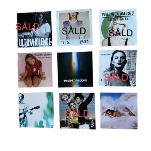 Albumposters🤩🤩 - Albumbilder i perfekt skick: Veronica Maggio, lana del Rey , taylor Swift, Britney, katy Perry etc. Storlek: 12,8cm • 12,8cm🤩skriv vid frågor!    Styckpris 10kr + 17kr frakt! Se andra annonser m fler album ! En extra gratis poster ingår vid köp av 2🤩