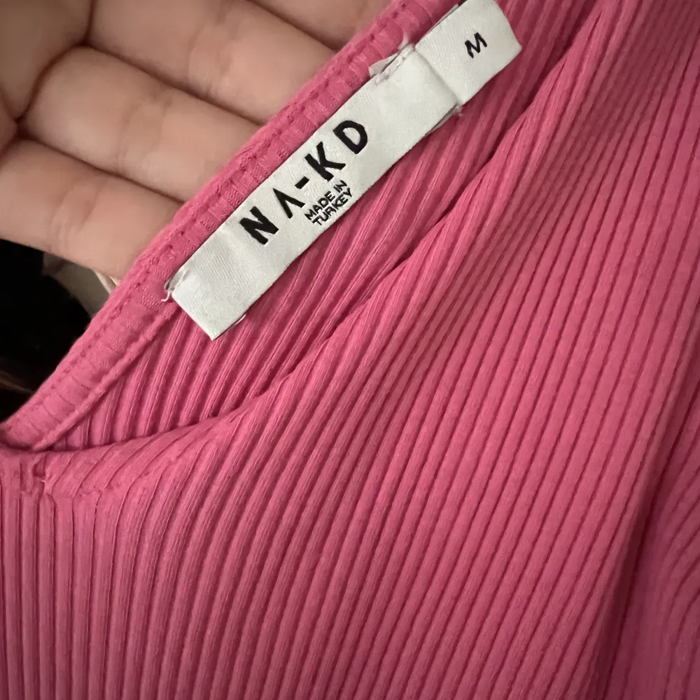 Säljer min rosa midiklänning i strl Medium från NA-KD. Använd ett fåtal gånger. Frakt tillkommer . Klänningar.