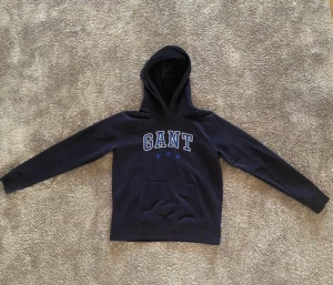 Gant tröjor - Säljer 2st Gant tröjor/ Shield hoodie. Båda tröjorna är i nyskick. Den vita tröjan har aldrig används: Köp vita tröjan för 350kr Köp blåa tröjan för 300kr Eller köp båda för 600kr 300 kr