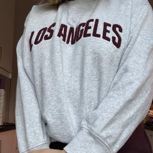 Sweater från HM - En väldigt fin sweater från HM som tyvärr aldrig kommer till användning längre🤍 inga tecken på defekter🤍 Storlek S🤍