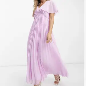 Jättefin lila/rosa klänning från Asos💘 Helt oanvänd!
